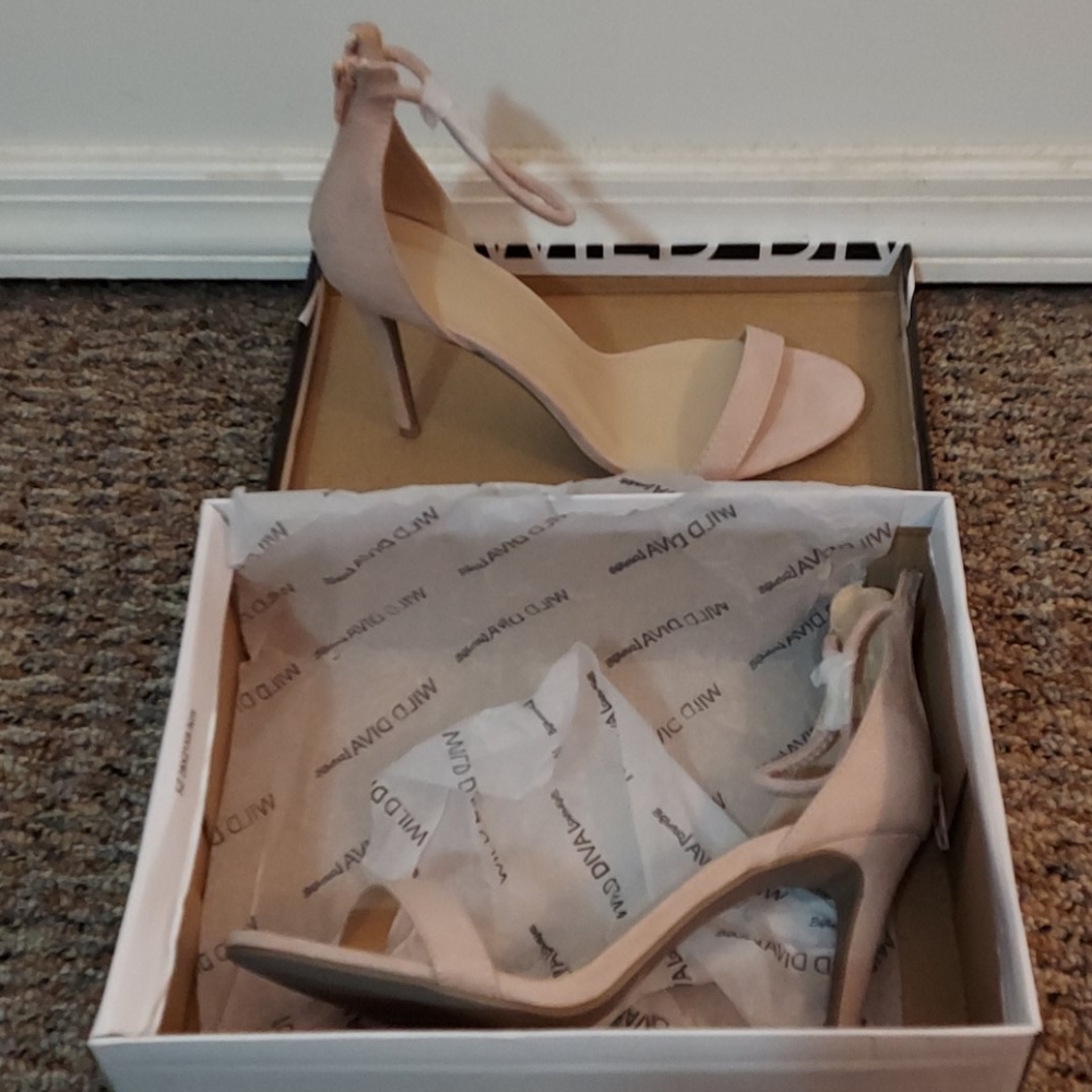 Size 8 1/2 neutral coloured strappy zippered heel